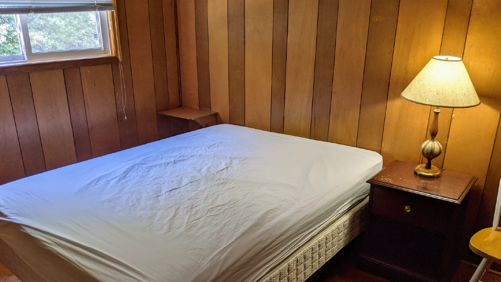 Pigeon-Lake-Resort-Cottage-fourteen-main-bedroom-queen-size-bed